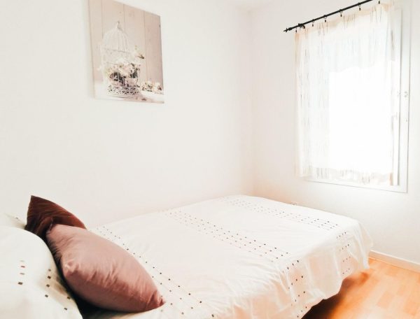 Seconde chambre lumineuse avec un lit double et une ambiance chaleureuse.